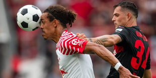 Kämpferischer Typ: Granit Xhaka (r.) im Duell mit Leipzigs Yussuf Poulsen.