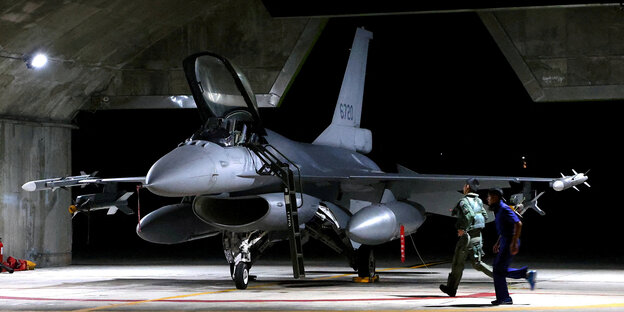 In einem Hangar mit F-16 Kampfjet: Übung in Taiwan am 17. August, um Flugzeuge aus China abfangen zu können.