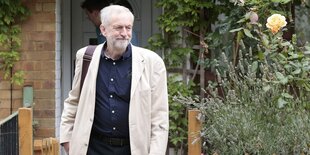 Jeremy Corbyn vor seiner Haustür.