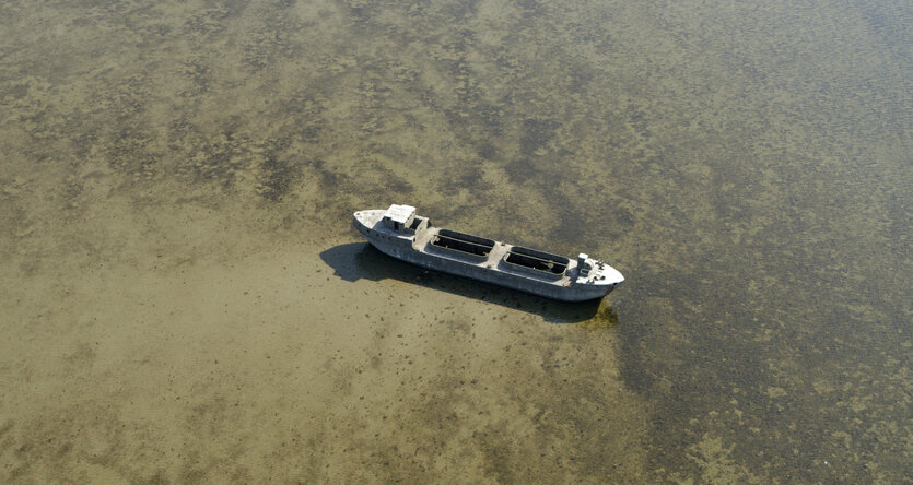 Das Betonschiff aus der Luft aufgenommen, es liegt nahe Wismar in der Ostsee