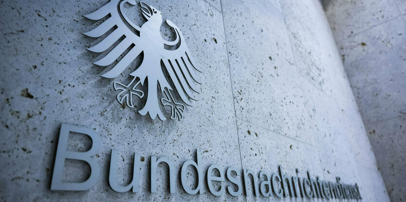 Logo des Bundesnachrichtendiensts (BND) an einer Wand