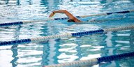 Ein Schwimmer zieht seine Bahn