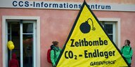 Gelbes Warndreieck mit der Aufschrift "Zeitbombe CO2-Endlager"