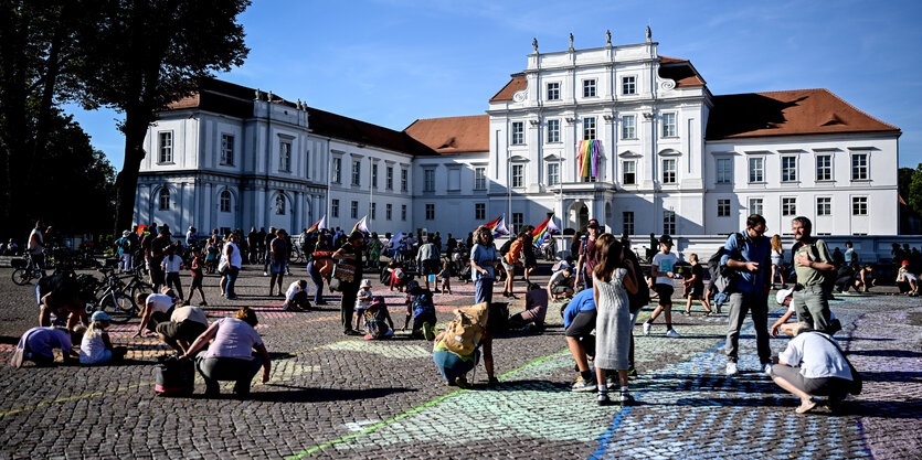 Der Schlossplatz von Oranienburg wird von Familien mit Kreide bemalt