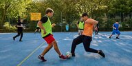 Fußballspiel der Outreach-Jugendlichen gegen die Feuerwehr auf dem "Aron Fußballplatz" (Blauer Bolzplatz) in der Weisse Siedlung Neukölln