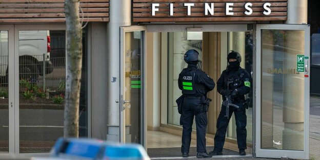 Polizisten am Tatort nach einem Messerangriff in einem Fitnessstudio in Duisburg