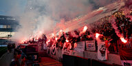 Fans von St. Pauli brennen im Millerntor-Stadion beim Derby St. Pauli gegen den HSV Pyrotechnik ab