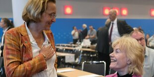 Beatrix von Storch spricht mit Erika Steinbach, Vorsitzende der Desiderius-Erasmus-Stiftung