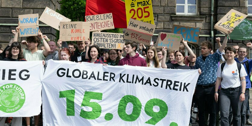 Protestierende mit Banner