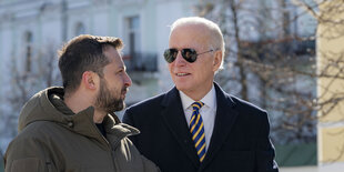 Wolodimir Selenski mit Joe Biden, der eine Sonnenbrille trägt