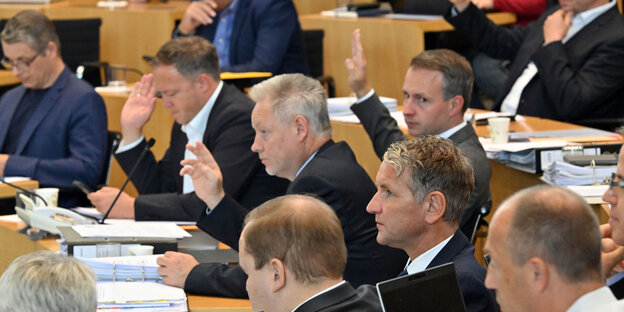 Abgeordnete der AfD und der CDU nehmen im Plenarsaal des Thüringer Landtags an einer Abstimmung teil