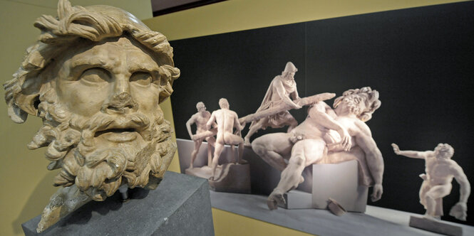 Ein Gipsabguss des Kopfes des Odysseus und eine Rekonstruktion der Skulpturengruppe 