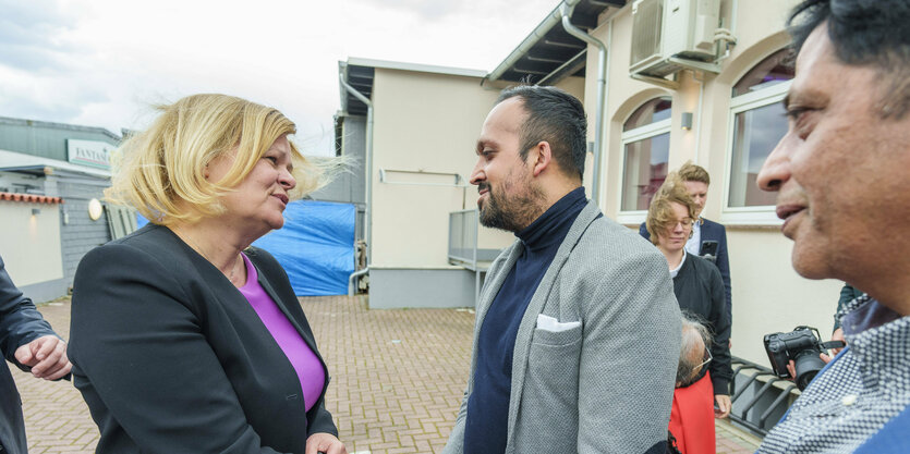 Nancy Faeser schüttelt einem Mann die Hand