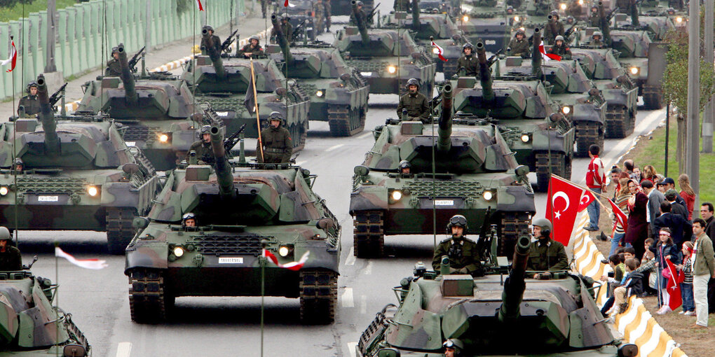 Panzer fahren über eine dreispurige Straße in Istanbul.