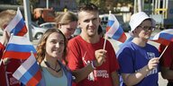 Junge Russen und Russinnen mit russischen Flaggen in Mariupol