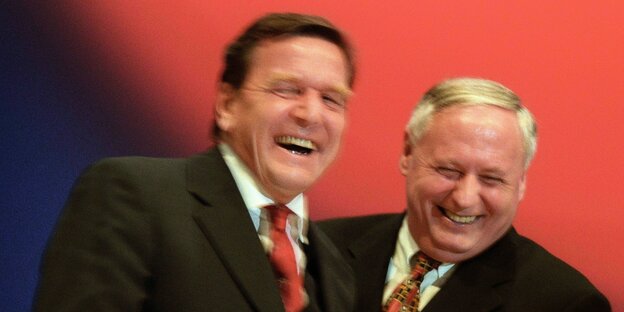 Gerhard Schröder und Oskar Lafontaine lachen zusammen