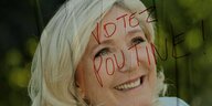 Wahllakat von Marine Le Pen auf dem mit rotem Filzstift steht: Votez Poutine (Wählt Putin)