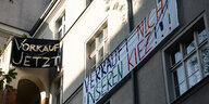 Transparente mit den Aufschriften «Verkauft nicht unseren Kietz» und «Vorkauf jetzt!» hängen an Fassaden unweit des Wildenbruchplatzes in Neukölln.