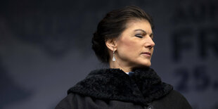 Sahra Wagenknecht mit geschlossenen Augen.