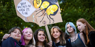 Sechs Schülerinnen stehen in einer Reihe mit einem Plakat in der Hand, auf dem eine Biene meint: You will miss me when I´m gone