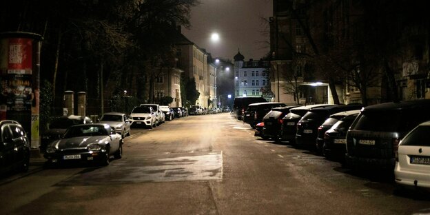 Beleuchtete Straße bei Nacht in der Innenstadt von München