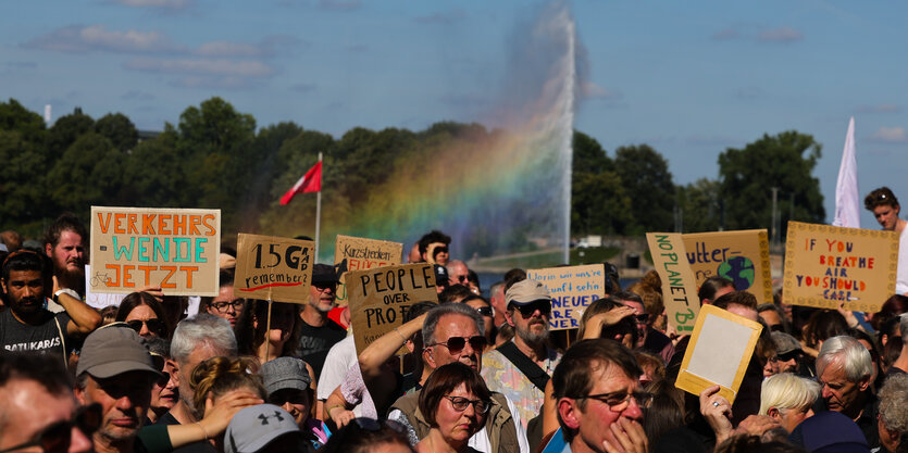 Demonstrationszug vor Alsterfontäne