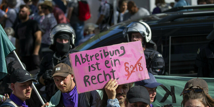 : Gegendemonstranten des Marschs für das Leben. Eine Demonstrantin hält ein Schild mir der Aufschrift Abtreibung ist ein Recht in die Höhe