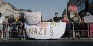 Menschen in Berlin halten ein Transparent mit der Aufschrift: Weg mit Nazi-Paragraf