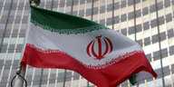 Eine iranische Fahne weht vor einem Gebäude