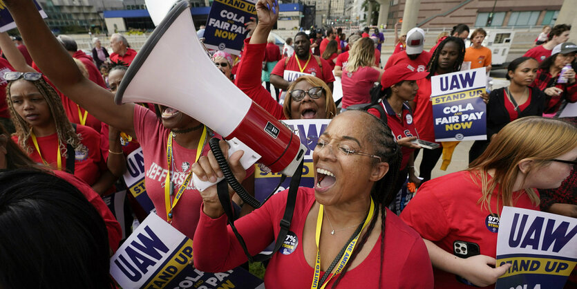 Tasha Johnson, Mitglied der United Auto Workers (UAW), führt bei einer Kundgebung in Detroit einen Sprechchor an. In einem bisher einmaligen Schritt werden Werke der drei großen US-Autobauer General Motors, Ford und Stellantis gleichzeitig von der einflussreichen Gewerkschaft UAW bestreikt.