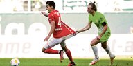 Wolfsburger Patrick Wimmer zieht am Trikot von Unioner Diogo Leite