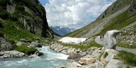 Zwei Wanderer im Tiroler Sulztal