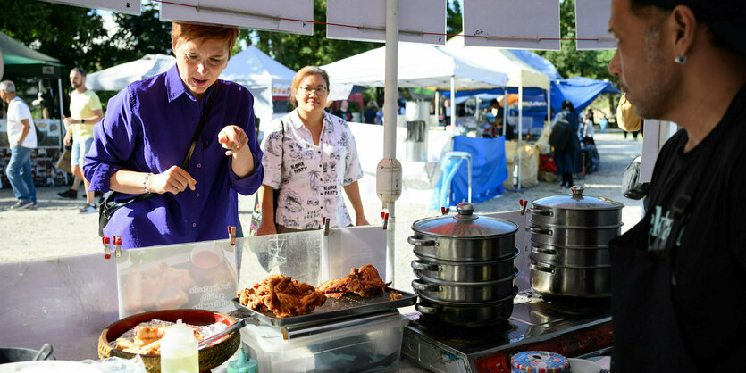 atarina Niewiedzial, Beauftragte des Berliner Senats für Integration und Migration, sucht sich auf dem Thai-Streetfood-Markt ein Gericht aus