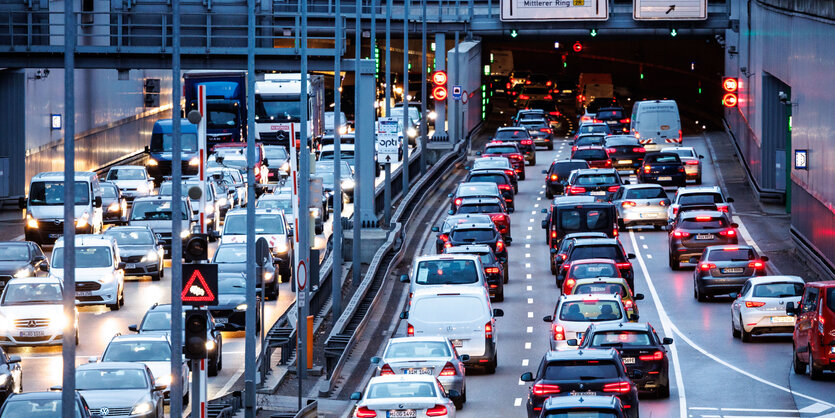 Stau auf beiden Fahrseiten der Berliner Autobahn