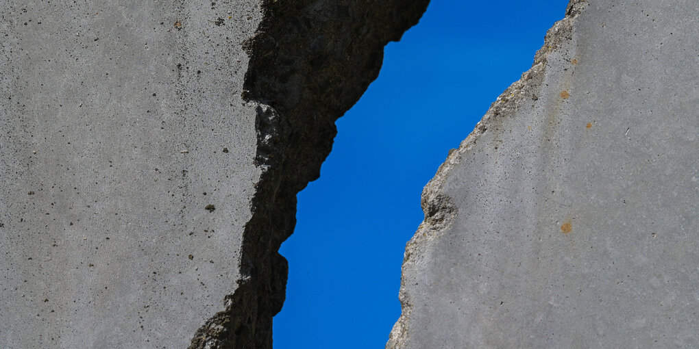 Die Mauer mit Spalt auf dem Gelände des Deutsch-Deutschen Museums