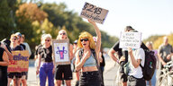Mehrere Frauen demonstrieren mit Schildern gegen die "Marsch fürs Leben" Demonstration. Sie halten Schilder hoch wie "§ 218 abschaffen"