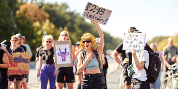 Mehrere Frauen demonstrieren mit Schildern gegen die "Marsch fürs Leben" Demonstration. Sie halten Schilder hoch wie "§ 218 abschaffen"