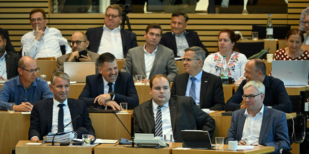 Abgeordnete der AfD freuen sich nach der Abstimmung über die Grunderwerbssteuer im Plenarsaal des Thüringer Landtag.