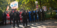 Polizisten stehen vor einer Reihe von Demonstranten gegen den AfD-Parteitag in Henstedt-Ulzburg