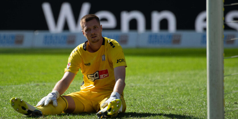 Osnabrücks Torwart Lennart Grill sitzt nach dem Tor zum 7:0 auf dem Feld