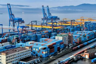 Blick auf das Containerterminal im Handelshafen der Pazifikstadt Wladiwostok
