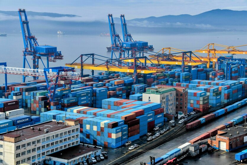 Blick auf das Containerterminal im Handelshafen der Pazifikstadt Wladiwostok