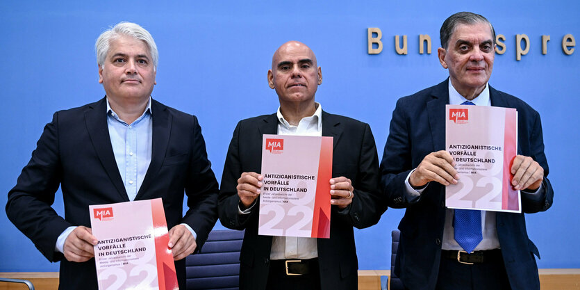 Mehmet Daimagüler (l-r), Bundesbeauftragter gegen Antiziganismus, Guillermo Ruiz Torres, Leitung der Melde- und Informationsstelle Antiziganismus/Bund und Romani Rose, Vorsitzender des Zentralrates Deutscher Sinti und Roma bei einer Pressekonferenz.