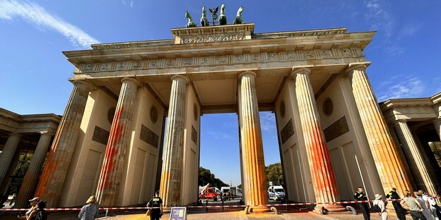 Mitglieder der Klimaschutzgruppe letzte generation haben das Brandenburger Tor in Berlin mit oranger Farbe angesprüht.
