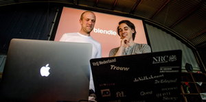 Blendle-Gründer stehen vor zwei Laptops