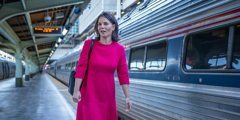 Außenministerin Baerbock auf einem Bahnsteig.