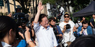Politiker Lee Jae-myung winkt bei einer Veranstaltung.