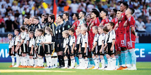 Deutsche Nationalmannschaft Fußball Männer mit Kindern im Stadion