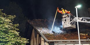 Ein Feuerwehrmann löscht einen Brand.