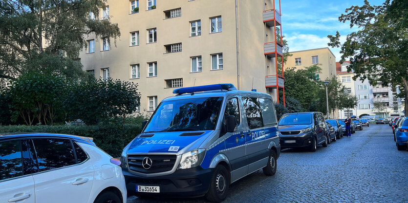 Polizeiwagen vor einer Wohnsiedlung